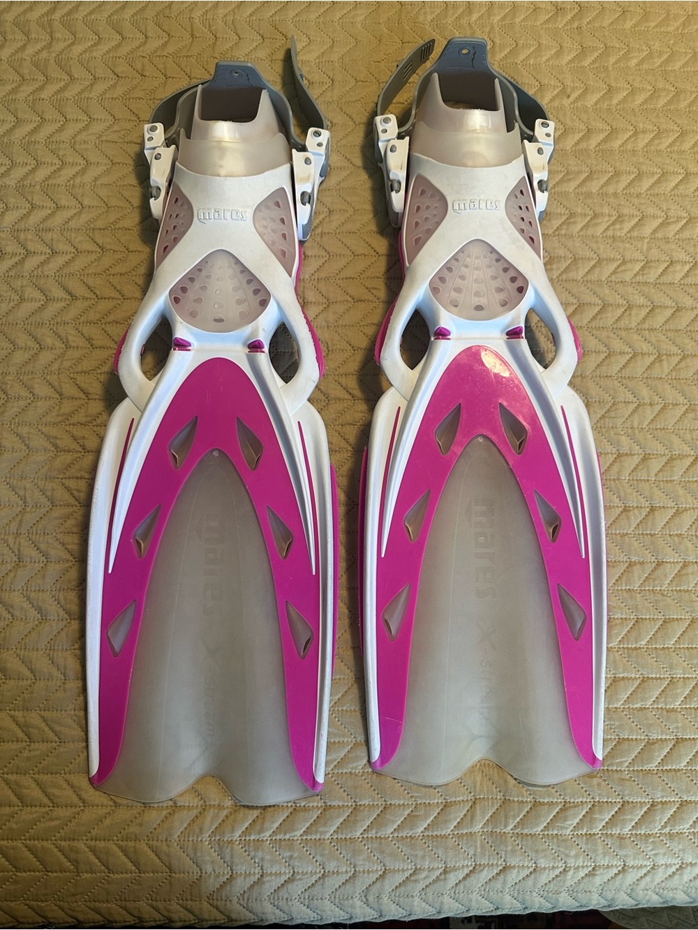 EUC Mares Women's Pink & White Scuba Fins, size XS